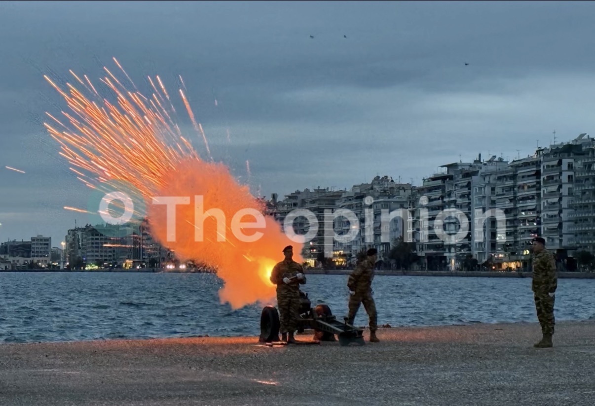 Θεσσαλονίκη: Με 21 κανονιοβολισμούς στον Λευκό Πύργο η αυγή της 28ης Οκτωβρίου (ΦΩΤΟ)