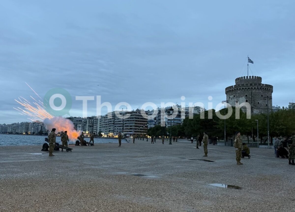 Θεσσαλονίκη: Με 21 κανονιοβολισμούς στον Λευκό Πύργο η αυγή της 28ης Οκτωβρίου – Αντίστροφη μέτρηση για τη μεγάλη στρατιωτική παρέλαση (ΦΩΤΟ)