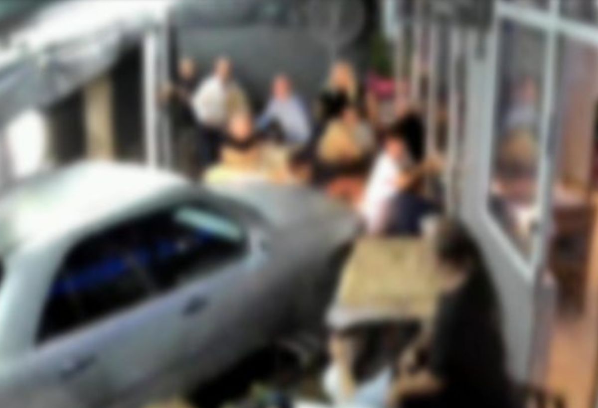 Θεσσαλονίκη: ΙΧ έπεσε σε ουζερί – Πόσο ασφαλή είναι τα τραπεζοκαθίσματα; (VIDEO)