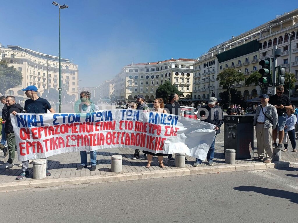 «Βούλιαξε» η Λεωφόρος Νίκης από τους αλιείς – Κόρνες και καπνογόνα στη νέα κινητοποίηση στη Θεσσαλονίκη (ΦΩΤΟ-VIDEO)