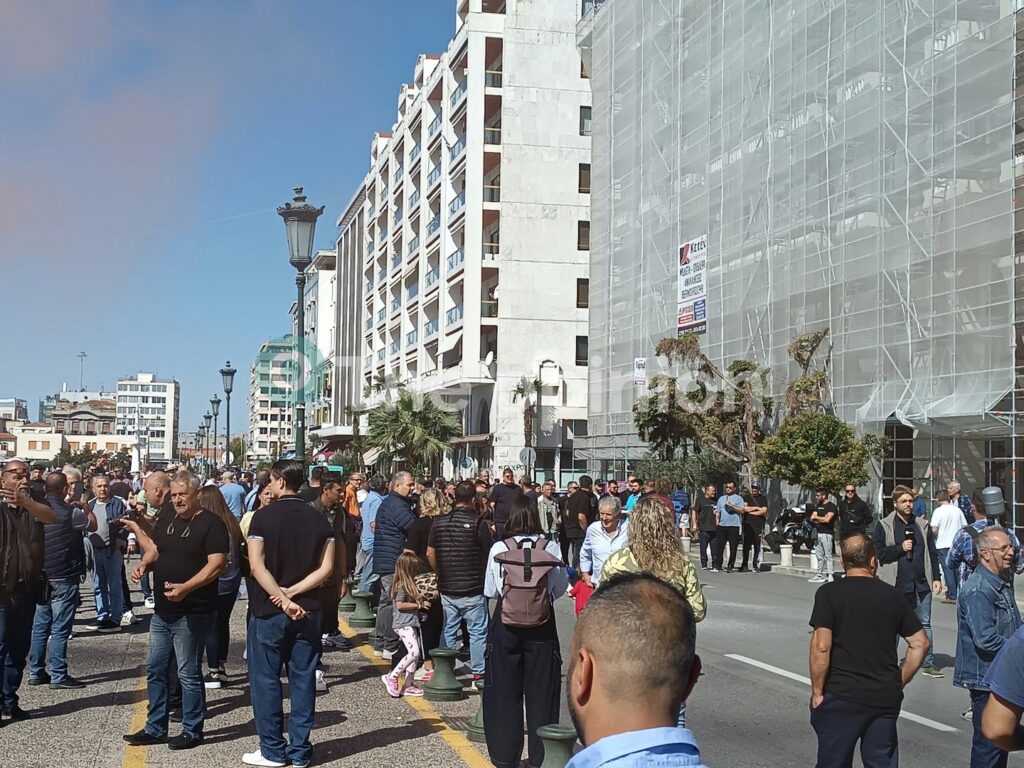 «Βούλιαξε» η Λεωφόρος Νίκης από τους αλιείς – Κόρνες και καπνογόνα στη νέα κινητοποίηση στη Θεσσαλονίκη (ΦΩΤΟ-VIDEO)