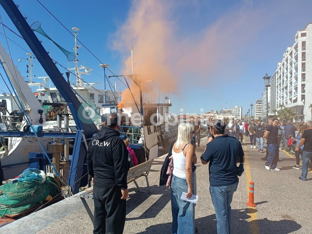 «Βούλιαξε» η Λεωφόρος Νίκης από τους αλιείς – Κόρνες και καπνογόνα στη νέα κινητοποίηση στη Θεσσαλονίκη (ΦΩΤΟ-VIDEO)