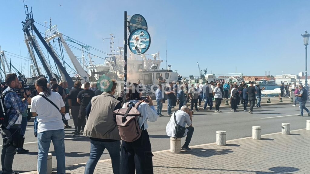 «Βούλιαξε» η Λεωφόρος Νίκης από τους αλιείς – Κόρνες και καπνογόνα στη νέα κινητοποίηση στη Θεσσαλονίκη (ΦΩΤΟ-VIDEO)