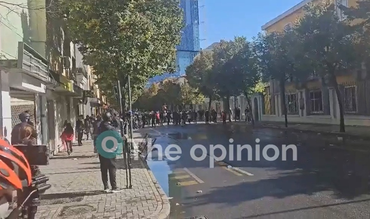 «Φλέγονται» τα Τίρανα: Σοβαρά επεισόδια για τέταρτη μέρα – Δεκάδες τραυματίες (VIDEO)