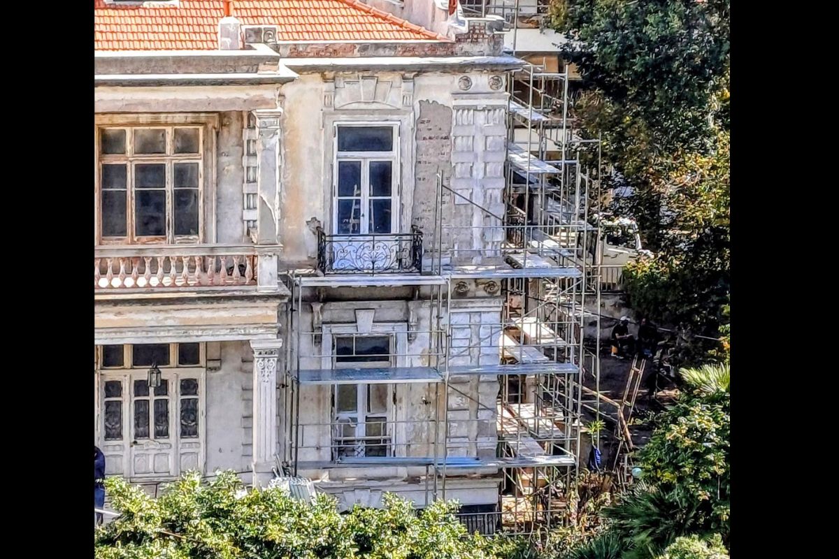 Θεσσαλονίκη: Σκαλωσιές στη Βίλα Σιάγα – Ξεκίνησαν οι εργασίες στο ιστορικό κτίριο