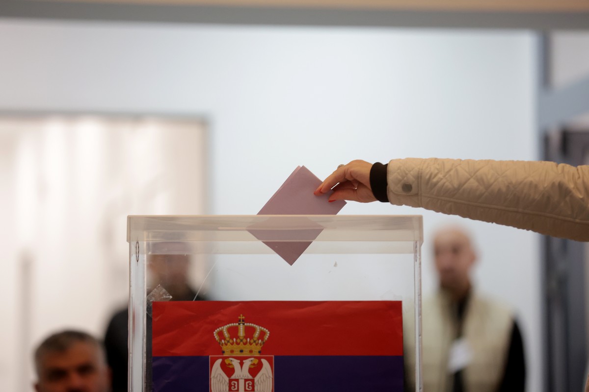Εκλογές στη Σερβία: Ουρές έξω από τα εκλογικά τμήματα – Καταγγελίες για εξαγορά ψήφων (ΦΩΤΟ)