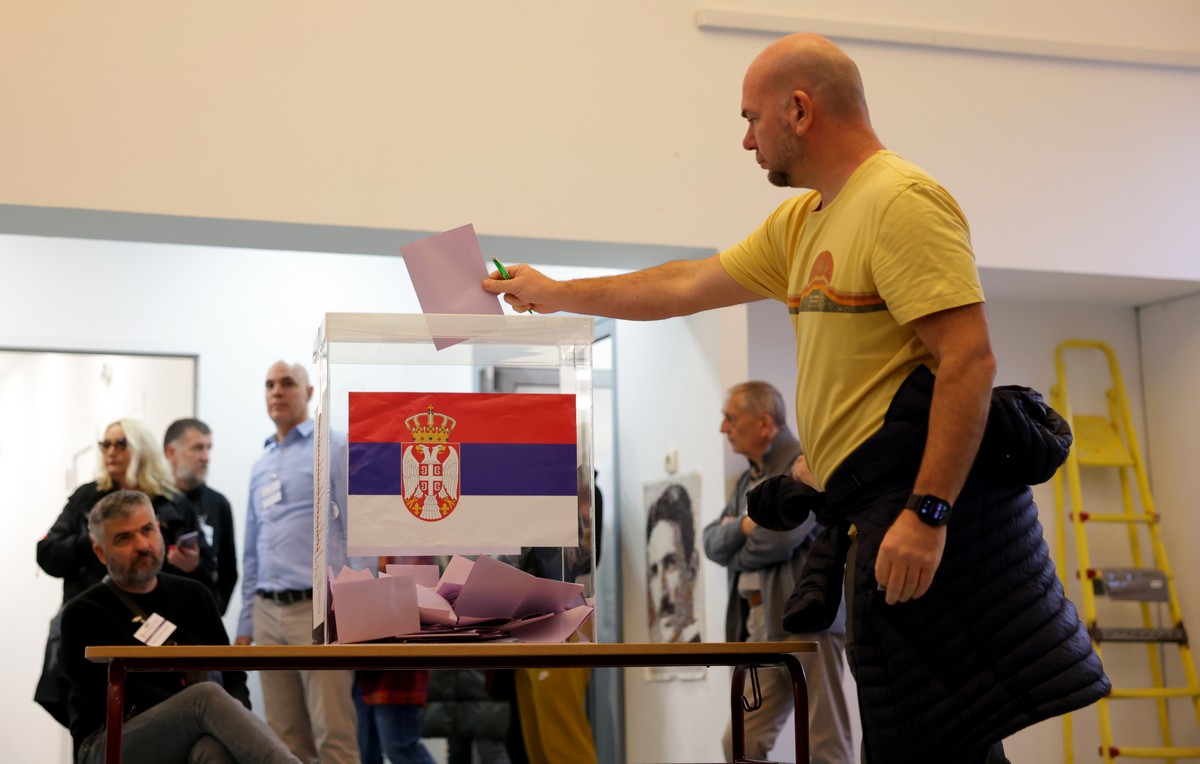 Εκλογές στη Σερβία: Ουρές έξω από τα εκλογικά τμήματα – Καταγγελίες για εξαγορά ψήφων (ΦΩΤΟ)