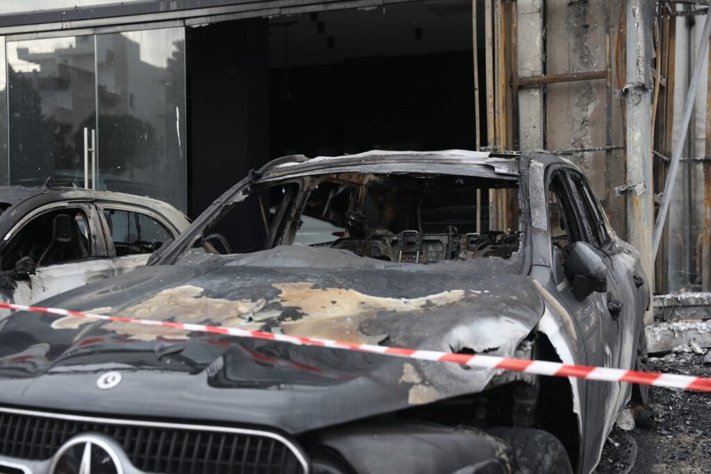 Εμπρηστική επίθεση σε αντιπροσωπεία αυτοκινήτων στην Αθήνα (ΦΩΤΟ+VIDEO)