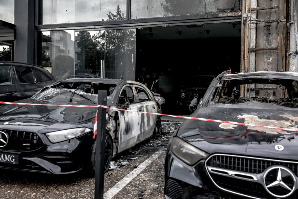 Εμπρηστική επίθεση σε αντιπροσωπεία αυτοκινήτων στην Αθήνα (ΦΩΤΟ+VIDEO)