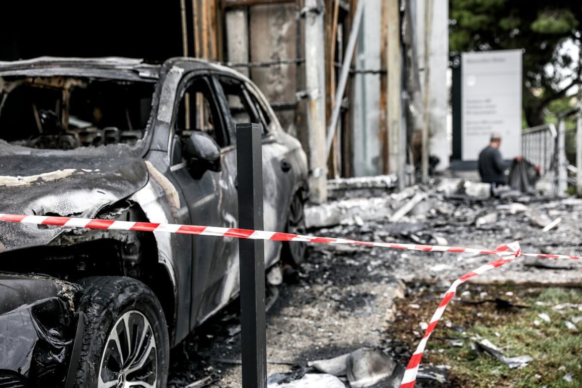 Εμπρηστική επίθεση σε αντιπροσωπεία αυτοκινήτων στην Αθήνα (ΦΩΤΟ+VIDEO)