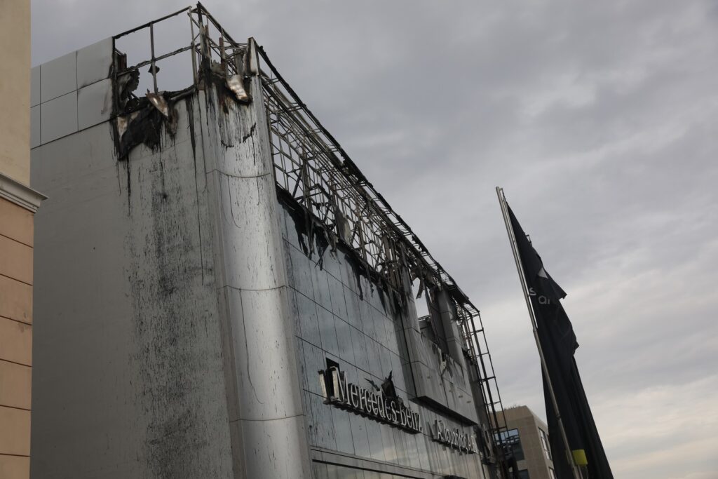 Εμπρηστική επίθεση σε αντιπροσωπεία αυτοκινήτων στην Αθήνα (ΦΩΤΟ+VIDEO)