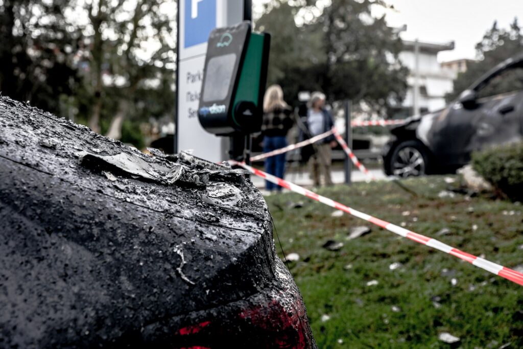 Εμπρηστική επίθεση σε αντιπροσωπεία αυτοκινήτων στην Αθήνα (ΦΩΤΟ+VIDEO)
