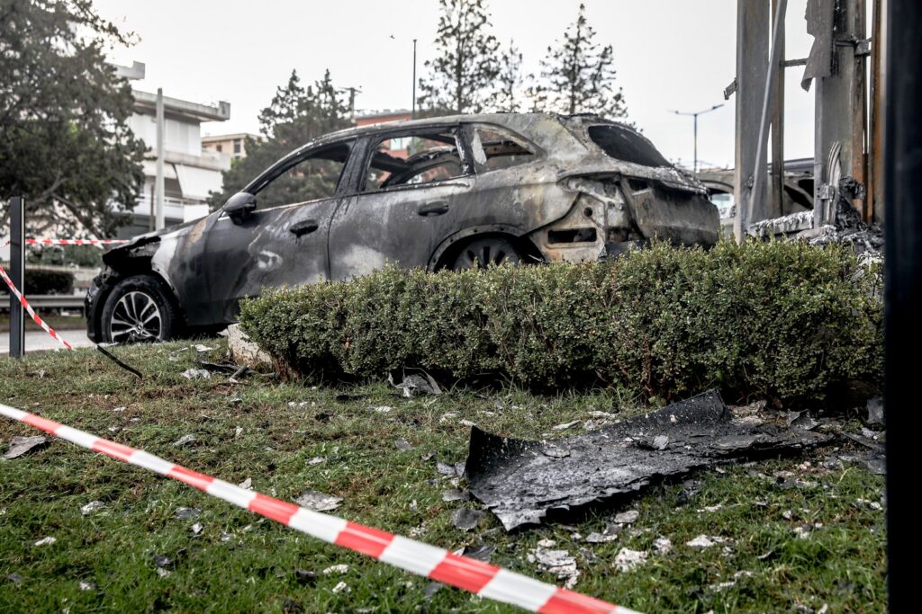 Εμπρηστική επίθεση σε αντιπροσωπεία αυτοκινήτων στην Αθήνα (ΦΩΤΟ+VIDEO)