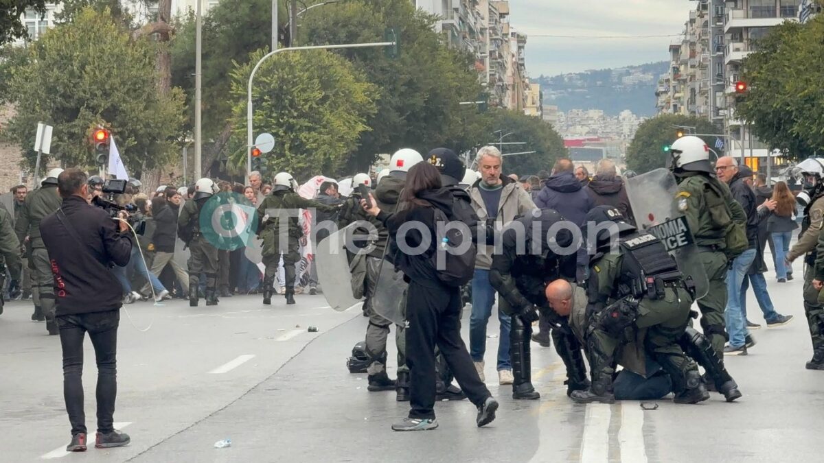 Θεσσαλονίκη: Επεισόδια της ΕΛΑΣ με διαδηλωτές που επιχείρησαν να κάνουν πορεία προς την ομιλία Κασιδιάρη (VIDEO)