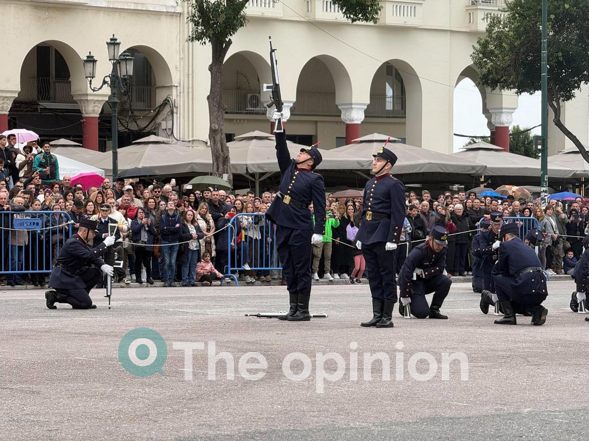 Θεσσαλονίκη: Εντυπωσιακή επίδειξη της ΣΣΑΣ στην Αριστοτέλους – Mουσικές αφιερωμένες στον Γιώργο Μαζωνάκη (ΦΩΤΟ-VIDEO)