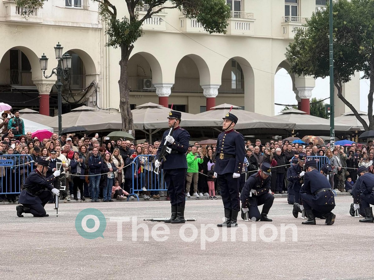 Θεσσαλονίκη: Εντυπωσιακή επίδειξη της ΣΣΑΣ στην Αριστοτέλους – Mουσικές αφιερωμένες στον Γιώργο Μαζωνάκη (ΦΩΤΟ-VIDEO)