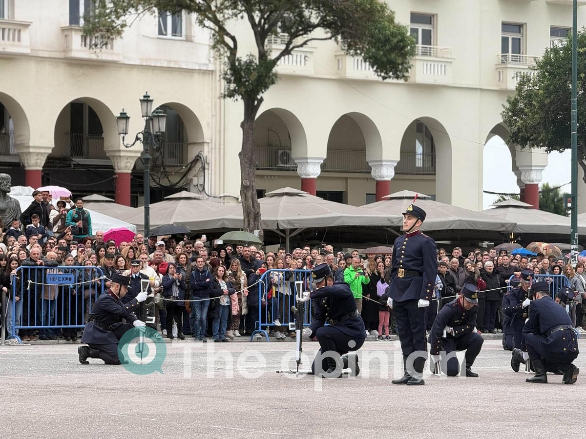 Θεσσαλονίκη: Εντυπωσιακή επίδειξη της ΣΣΑΣ στην Αριστοτέλους – Mουσικές αφιερωμένες στον Γιώργο Μαζωνάκη (ΦΩΤΟ-VIDEO)