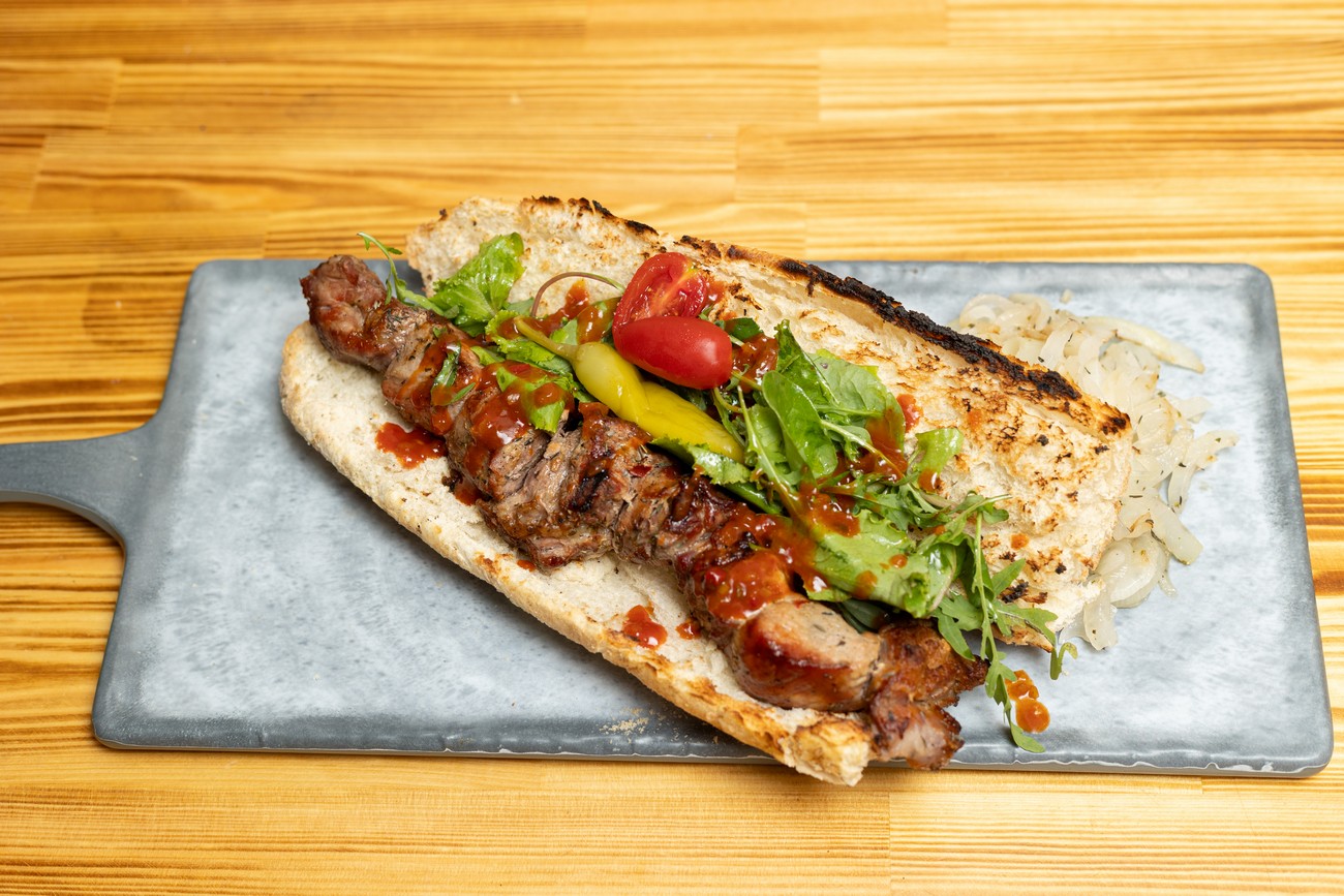 Φλαμπέ: Όταν το street food συναντά την υψηλή γαστρονομία και τη μαγεία της φλόγας στο κέντρο της Θεσσαλονίκης