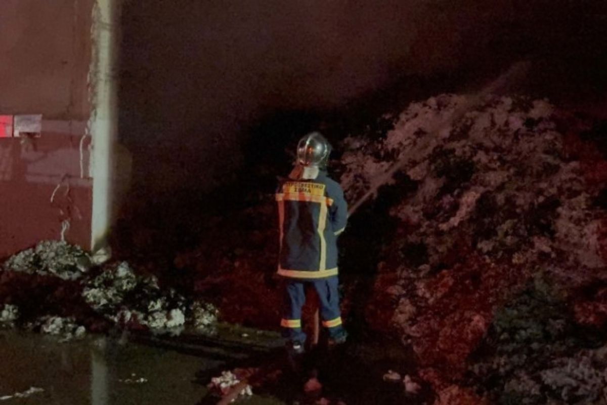 Τρίκαλα: Μεγάλη φωτιά σε εγκαταστάσεις με βαμβάκι – Στις φλόγες έξι αποθήκες (ΦΩΤΟ)