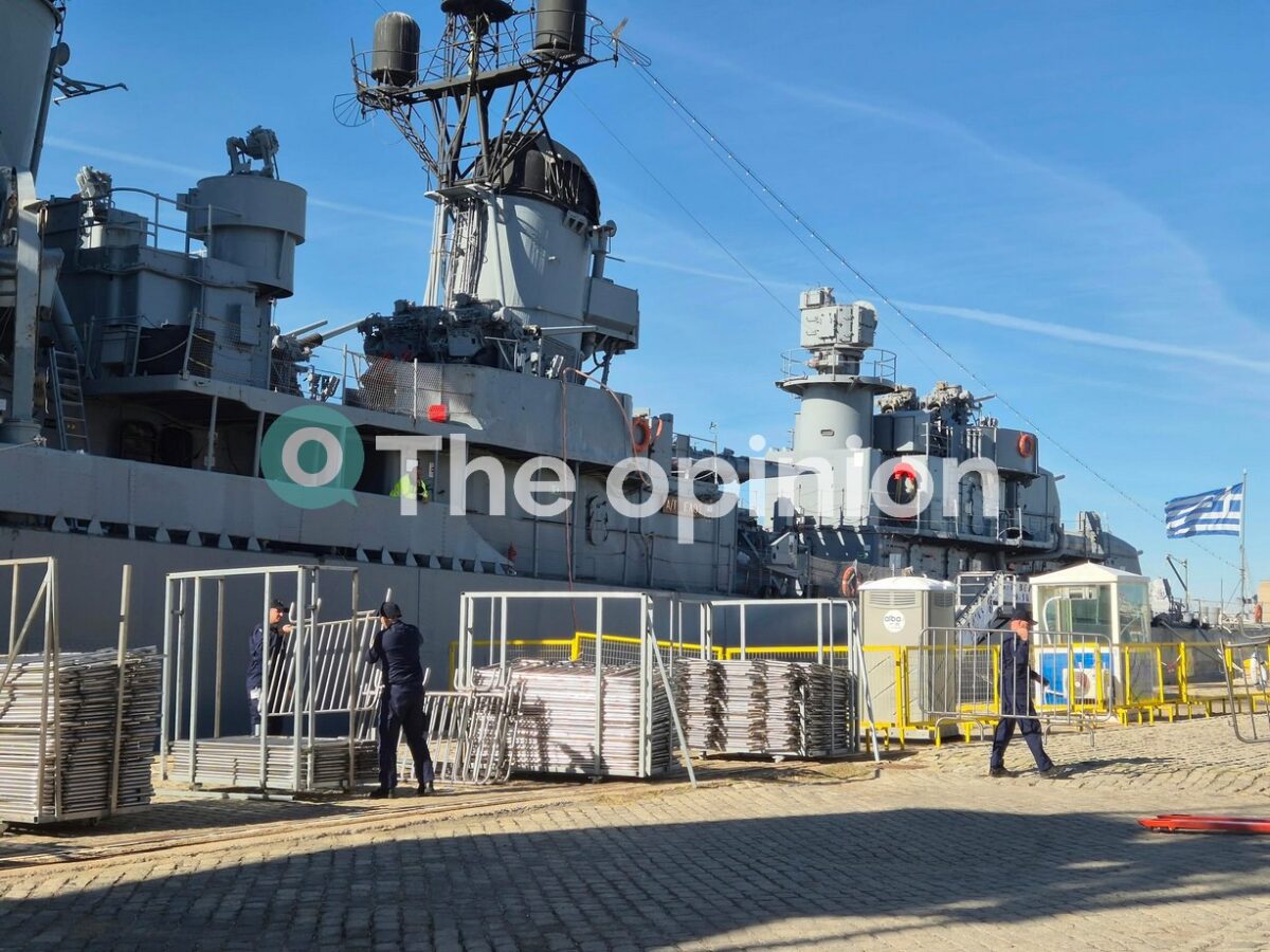 Θεσσαλονίκη: Ουρές στο λιμάνι για μια ξενάγηση στη φρεγάτα «Κίμων» (VIDEO)