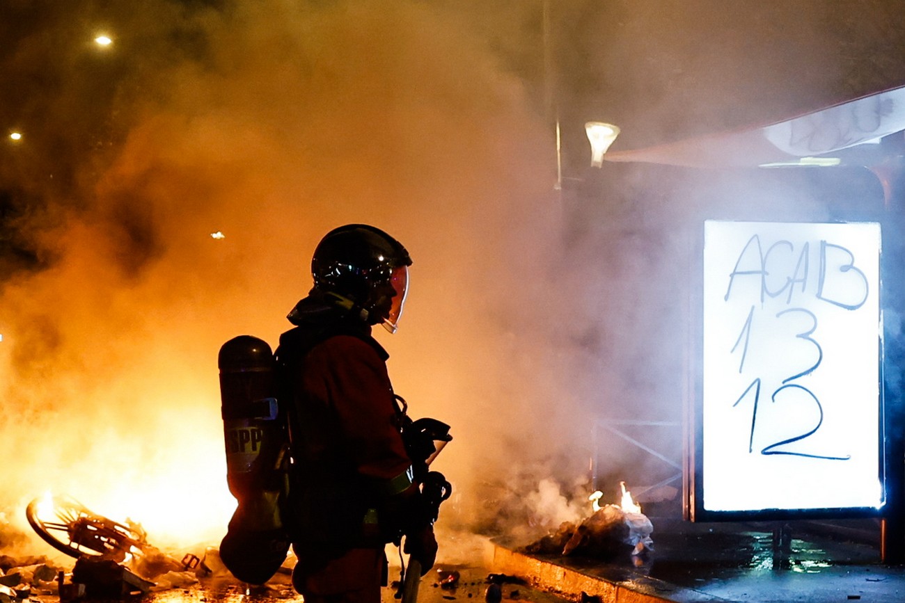 Χάος στη Γαλλία: Μαζικές συλλήψεις, λεηλασίες και πυρπολήσεις – Έκτακτα μέτρα ζητά ο Λεκορνί (ΦΩΤΟ-VIDEO)