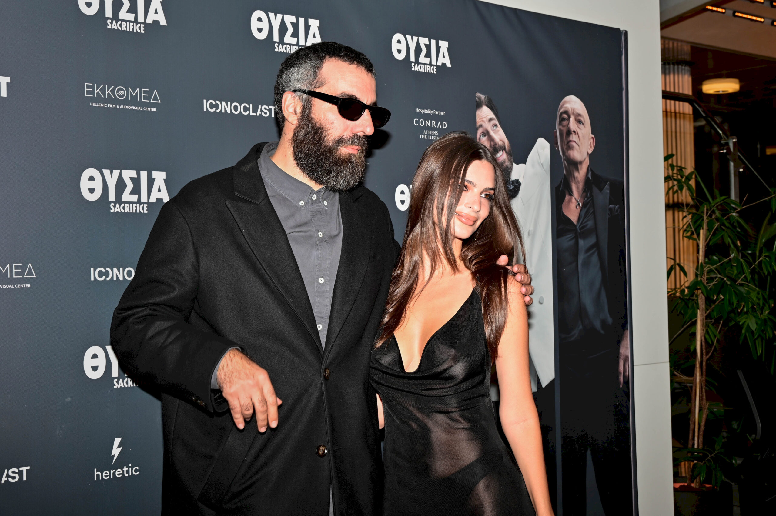 Emily Ratajkowski: Το αποκαλυπτικό διάφανο φόρεμα στην πρεμιέρα του «Sacrifice» στην Αθήνα (ΦΩΤΟ-VIDEO)