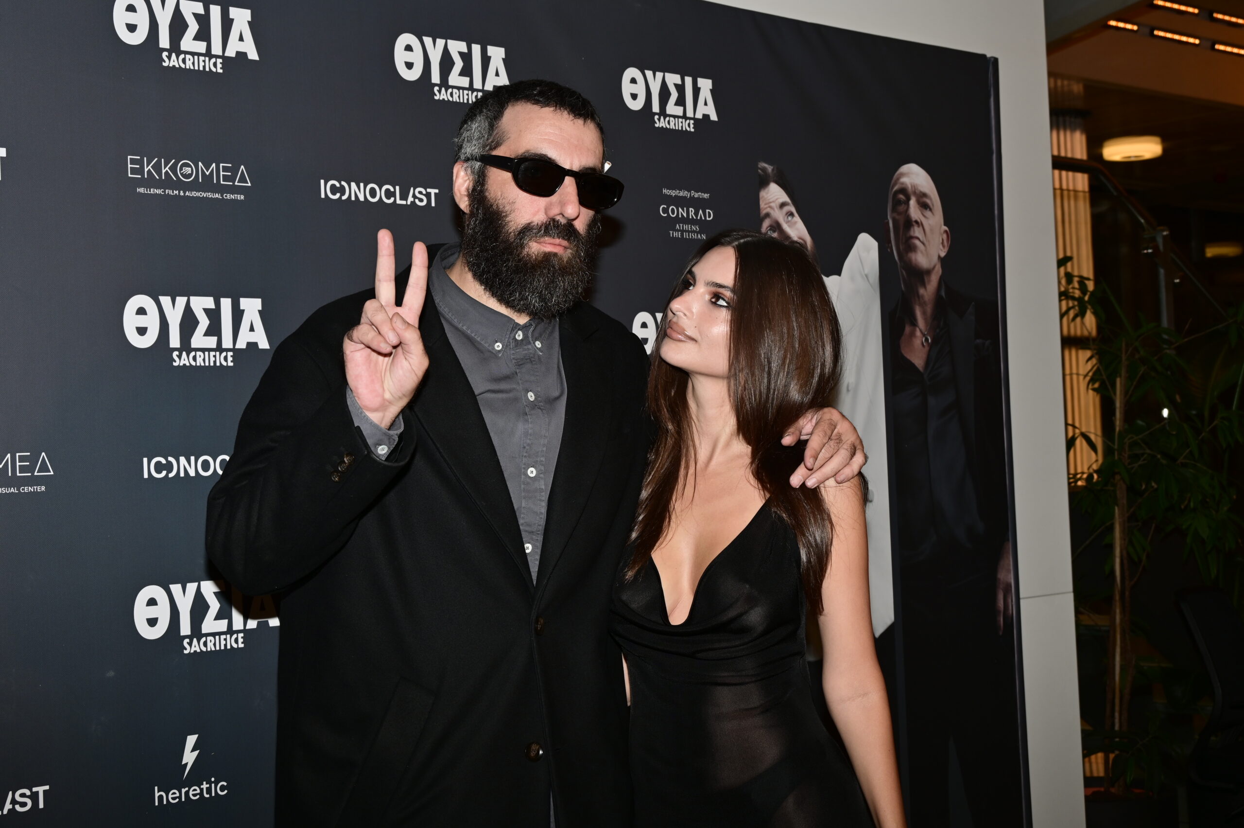 Emily Ratajkowski: Το αποκαλυπτικό διάφανο φόρεμα στην πρεμιέρα του «Sacrifice» στην Αθήνα (ΦΩΤΟ-VIDEO)