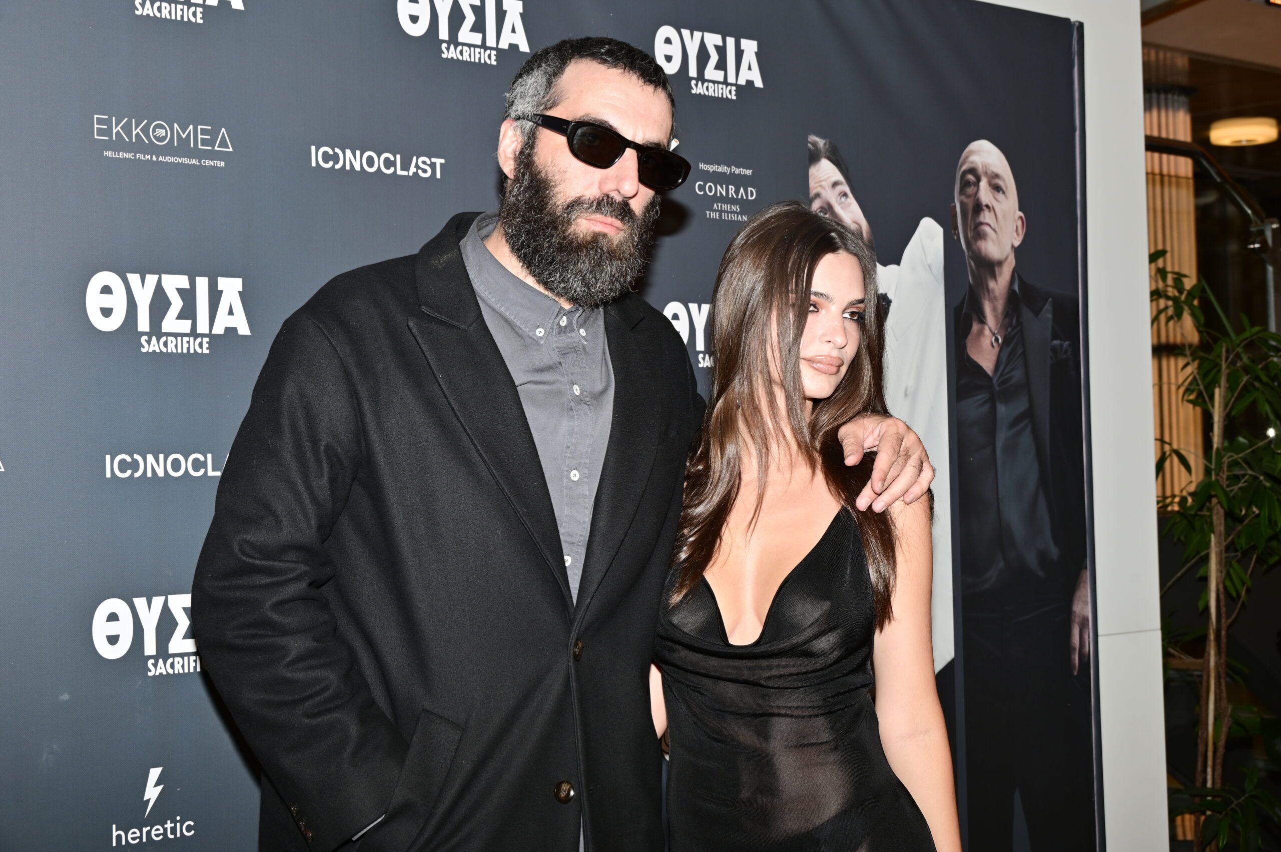 Emily Ratajkowski: Το αποκαλυπτικό διάφανο φόρεμα στην πρεμιέρα του «Sacrifice» στην Αθήνα (ΦΩΤΟ-VIDEO)