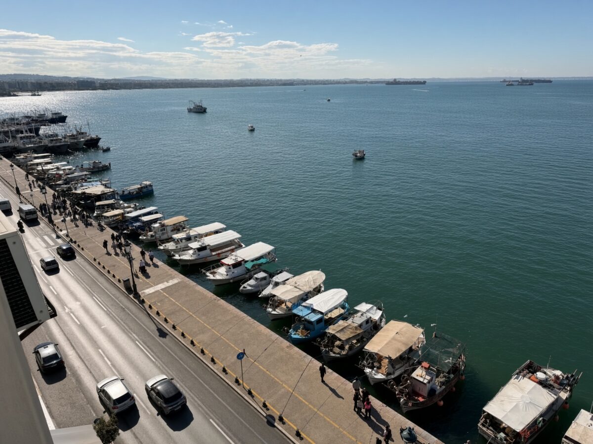 Η θάλασσα δίπλα, το ψάρι από… μακριά