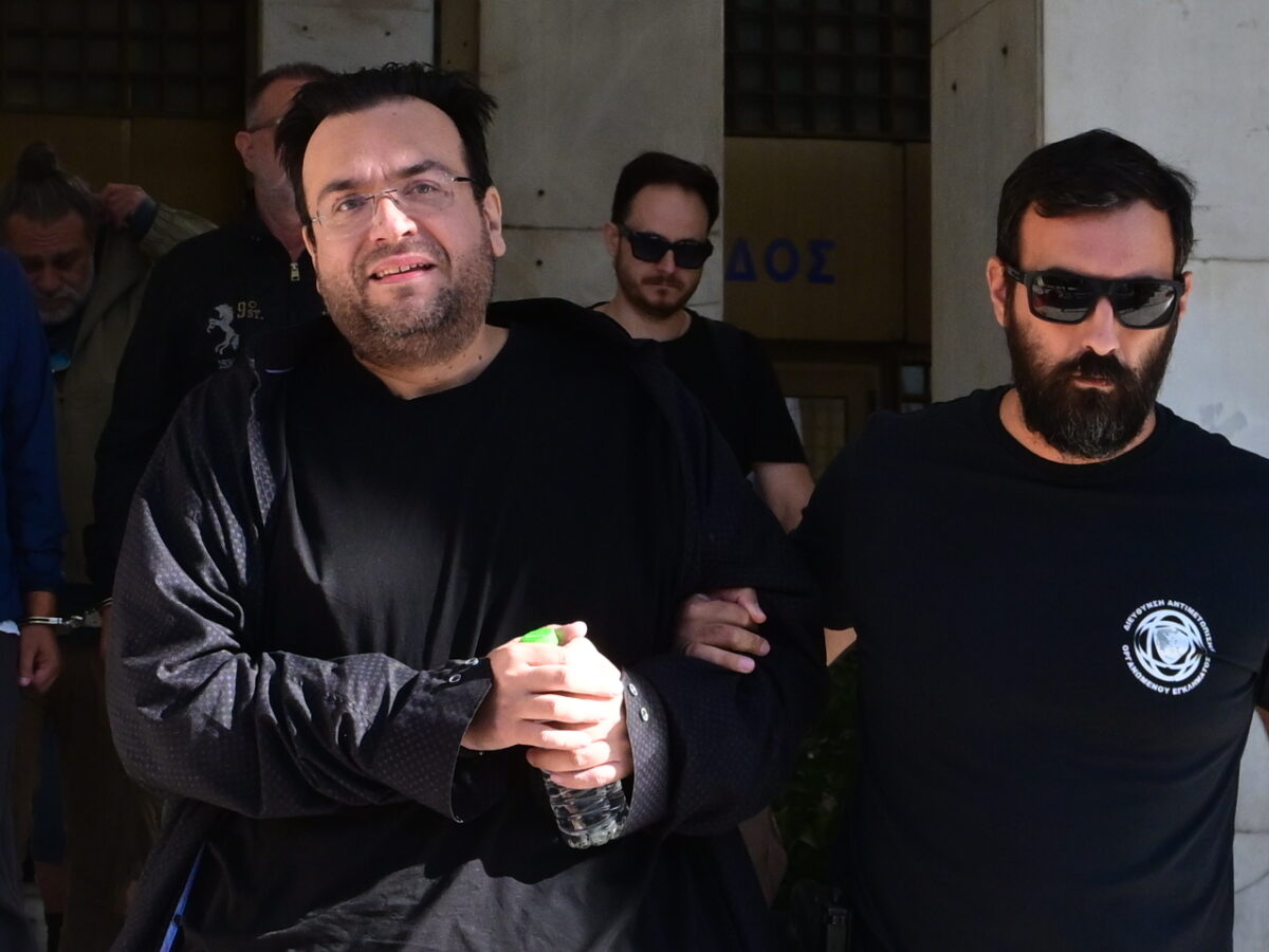 Φίλιππος Καμπούρης: «Είμαι αθώος, είναι σκευωρία» – Η στιγμή που έφυγε από τη ΓΑΔΑ για την Ευελπίδων