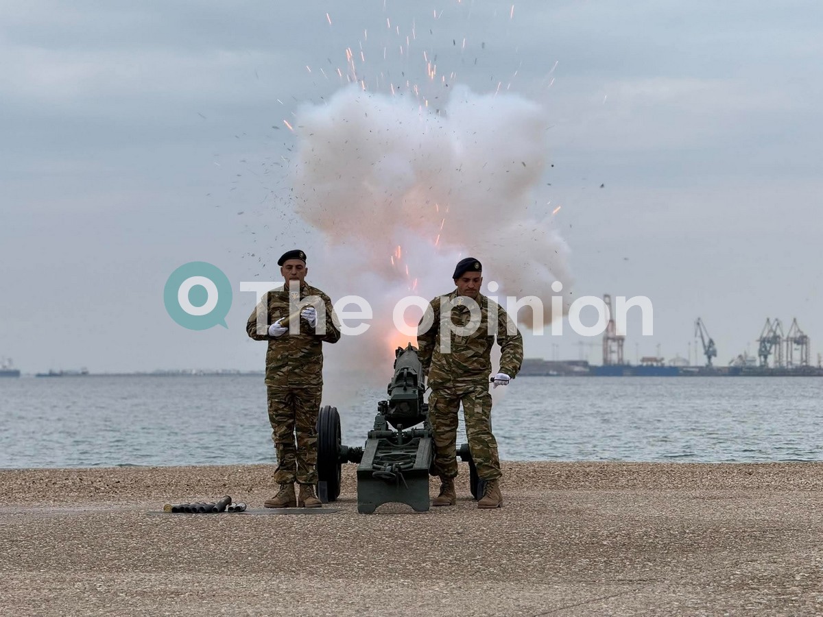 Με 21 κανονιοβολισμούς και συγκίνηση η έπαρση της σημαίας στον Λευκό Πύργο (ΦΩΤΟ-VIDEO)