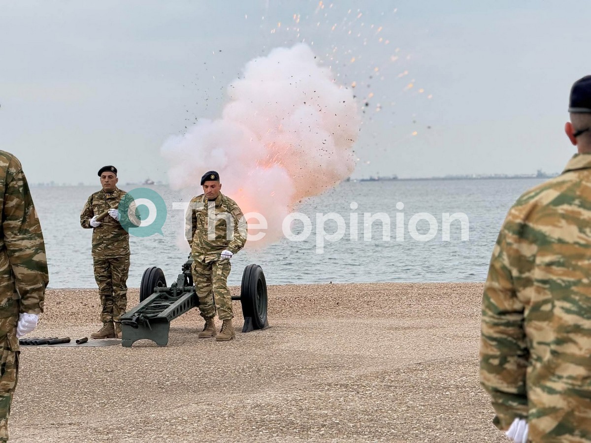 Με 21 κανονιοβολισμούς και συγκίνηση η έπαρση της σημαίας στον Λευκό Πύργο (ΦΩΤΟ-VIDEO)