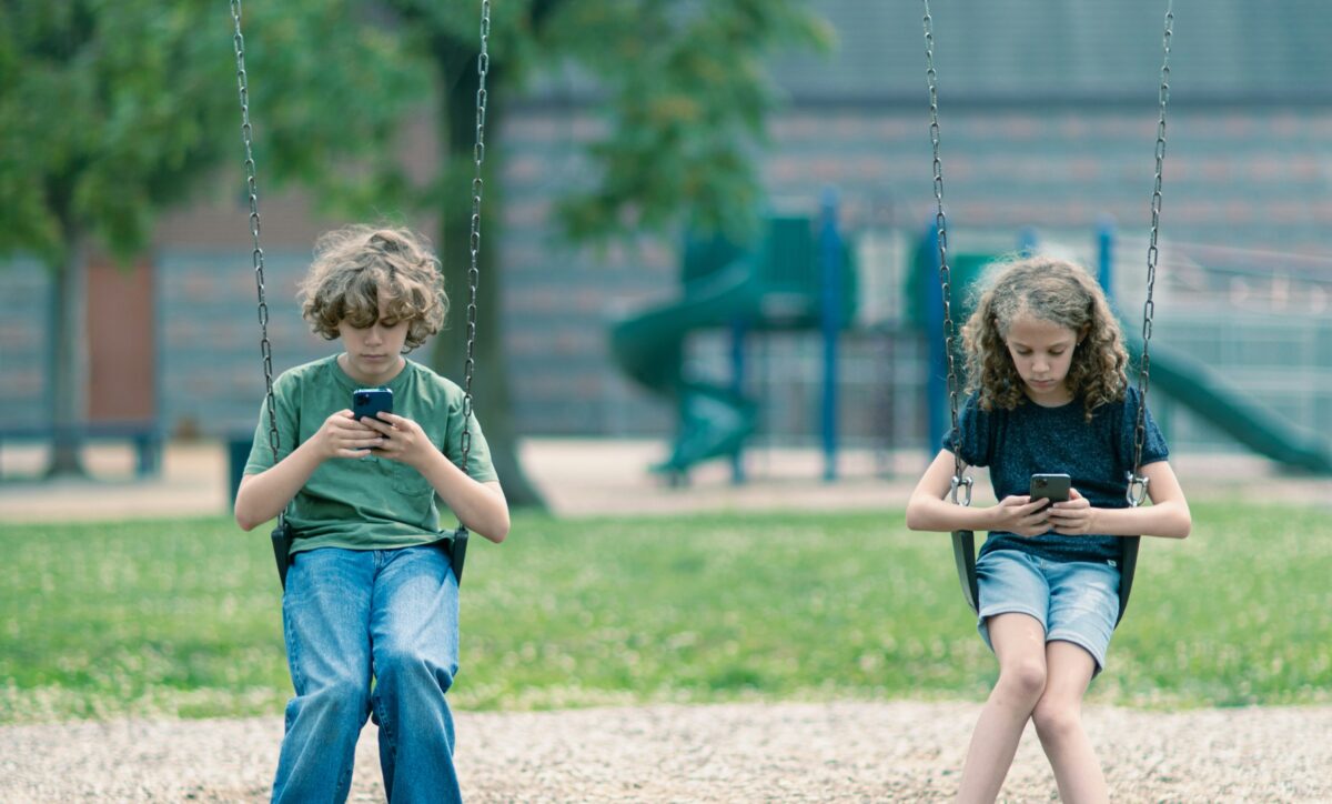 Social media για παιδιά κάτω των 15: Πώς θα ελέγχεται η ηλικία και τι πρέπει να προσέξουν οι γονείς
