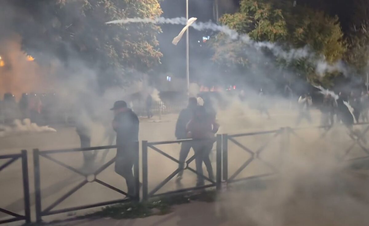 Κόσοβο: Σφοδρές συγκρούσεις στην Πρίστινα – 17 τραυματίες μετά το μπλόκο στη Βουλή (VIDEO)