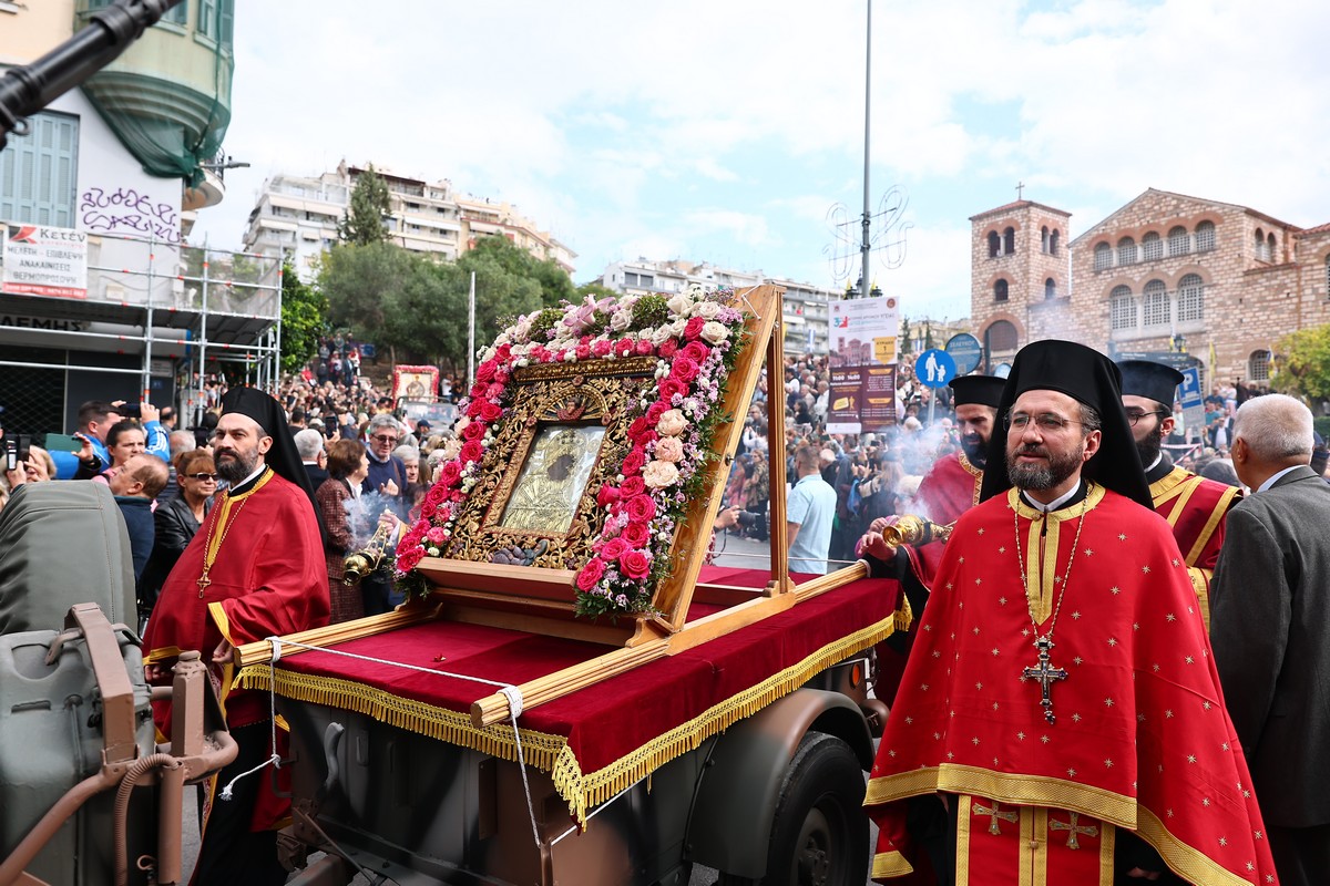 Θεσσαλονίκη: Πλήθος κόσμου στη λιτανεία των ιερών εικόνων του Αγ. Δημητρίου και της Παναγίας Χοζοβιώτισσας (ΦΩΤΟ)