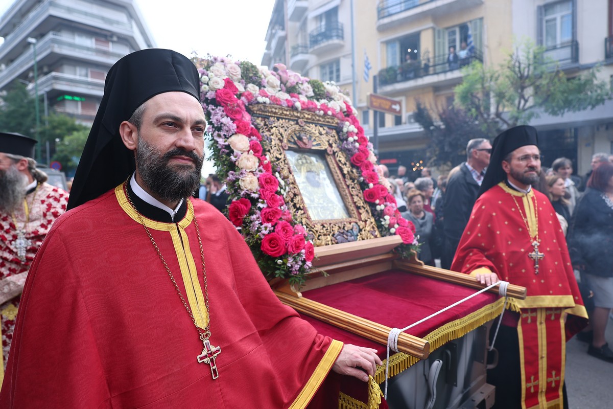 Θεσσαλονίκη: Πλήθος κόσμου στη λιτανεία των ιερών εικόνων του Αγ. Δημητρίου και της Παναγίας Χοζοβιώτισσας (ΦΩΤΟ)