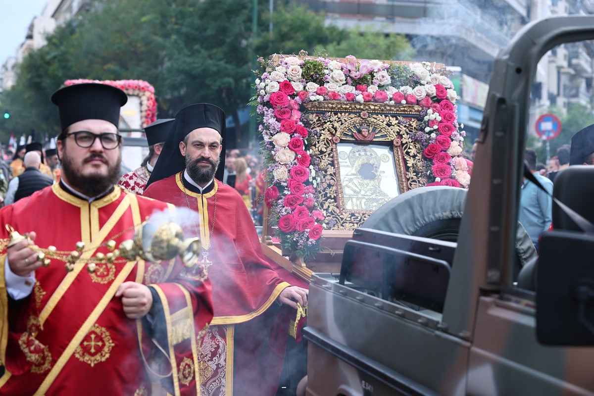 Θεσσαλονίκη: Πλήθος κόσμου στη λιτανεία των ιερών εικόνων του Αγ. Δημητρίου και της Παναγίας Χοζοβιώτισσας (ΦΩΤΟ)