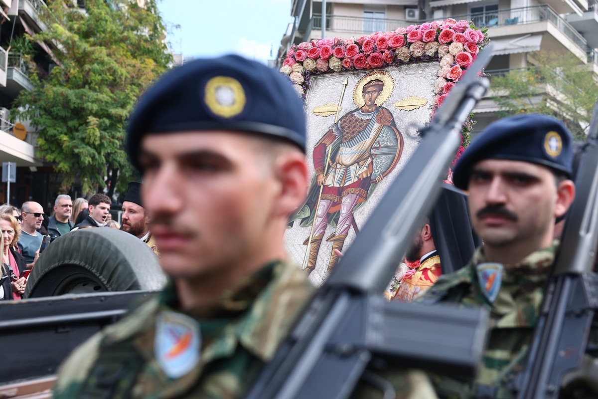 Θεσσαλονίκη: Πλήθος κόσμου στη λιτανεία των ιερών εικόνων του Αγ. Δημητρίου και της Παναγίας Χοζοβιώτισσας (ΦΩΤΟ)