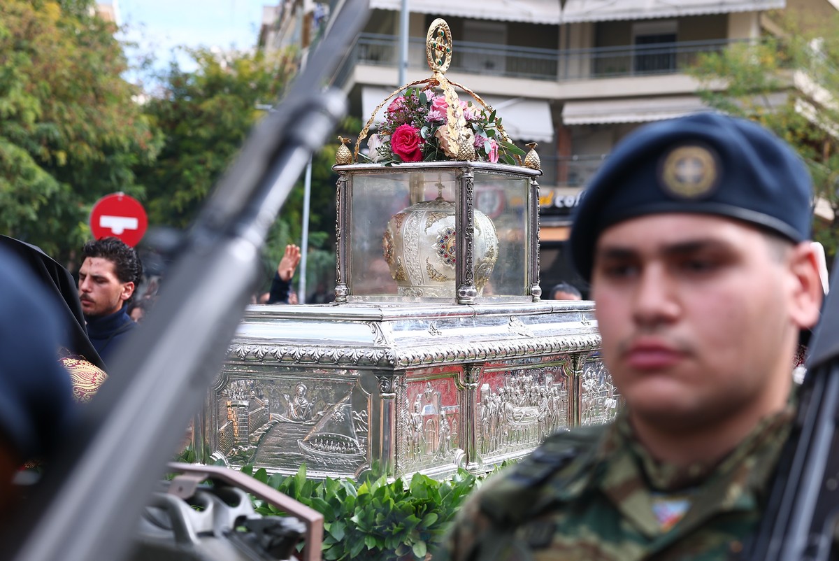 Θεσσαλονίκη: Πλήθος κόσμου στη λιτανεία των ιερών εικόνων του Αγ. Δημητρίου και της Παναγίας Χοζοβιώτισσας (ΦΩΤΟ)