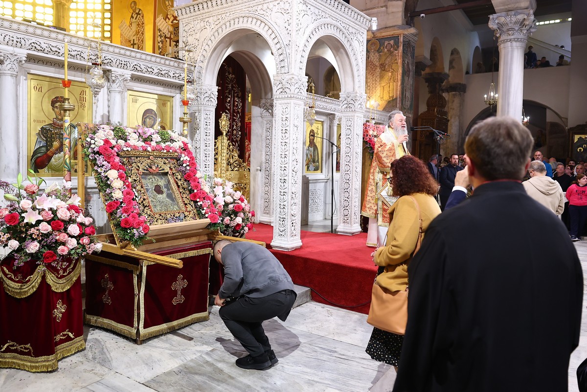 Θεσσαλονίκη: Πλήθος κόσμου στη λιτανεία των ιερών εικόνων του Αγ. Δημητρίου και της Παναγίας Χοζοβιώτισσας (ΦΩΤΟ)