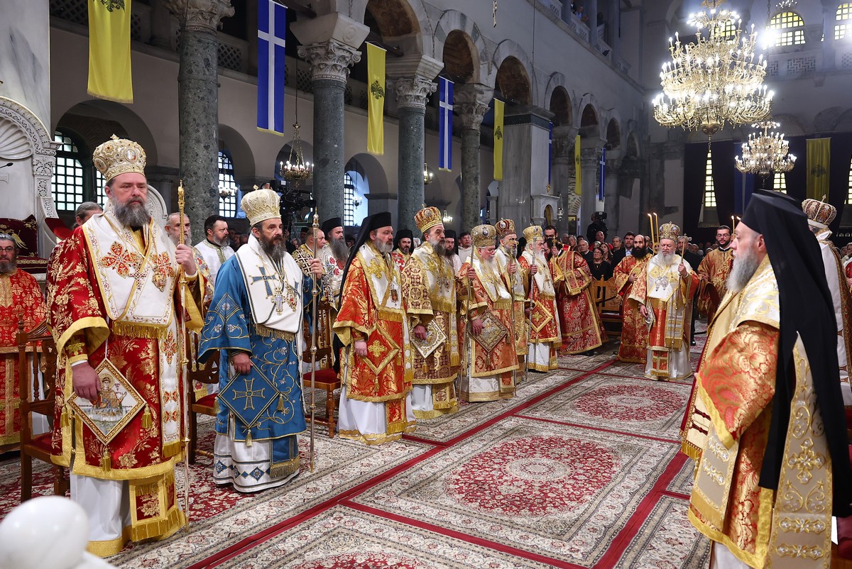 Θεσσαλονίκη: Πλήθος κόσμου στη λιτανεία των ιερών εικόνων του Αγ. Δημητρίου και της Παναγίας Χοζοβιώτισσας (ΦΩΤΟ)