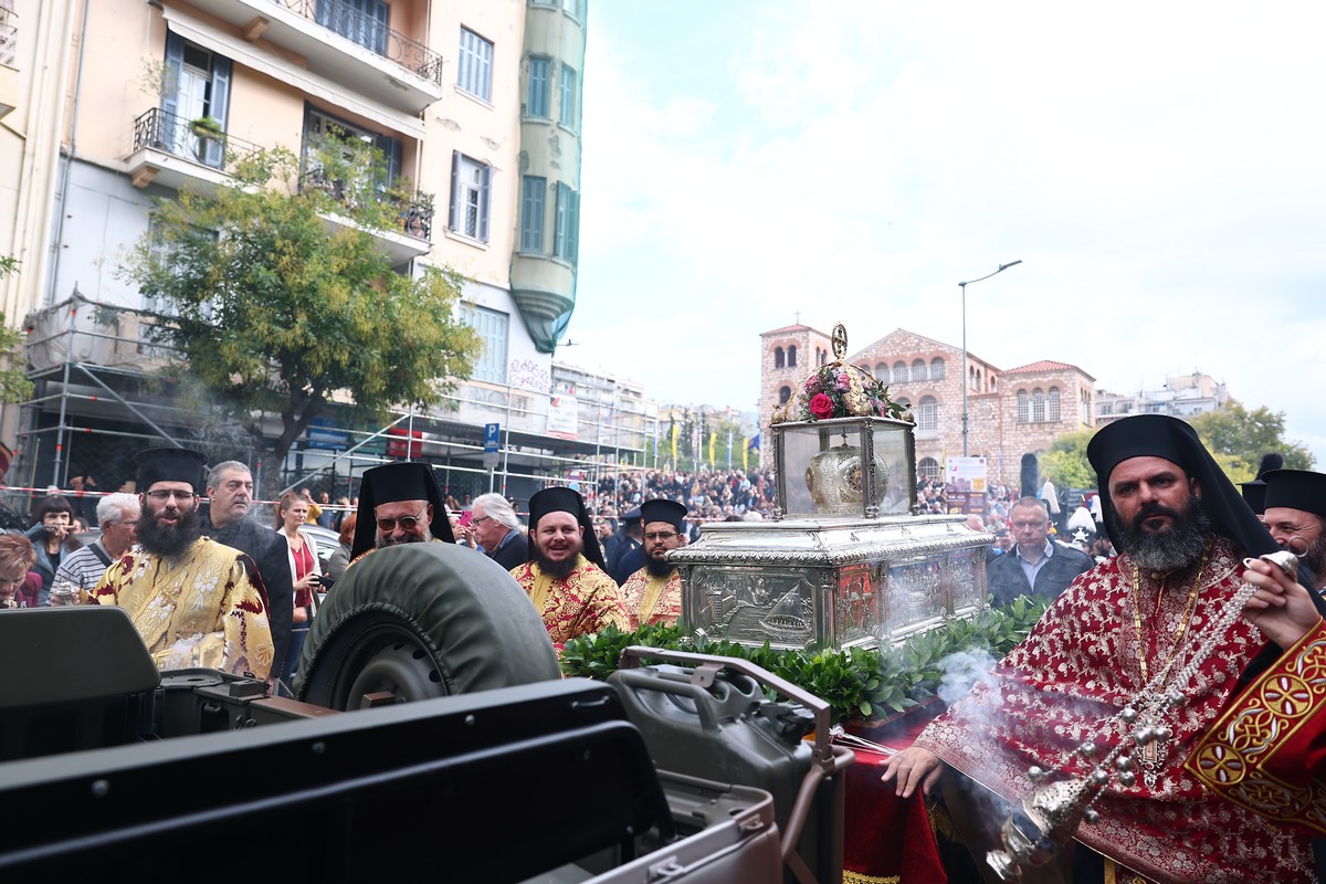 Θεσσαλονίκη: Πλήθος κόσμου στη λιτανεία των ιερών εικόνων του Αγ. Δημητρίου και της Παναγίας Χοζοβιώτισσας (ΦΩΤΟ)