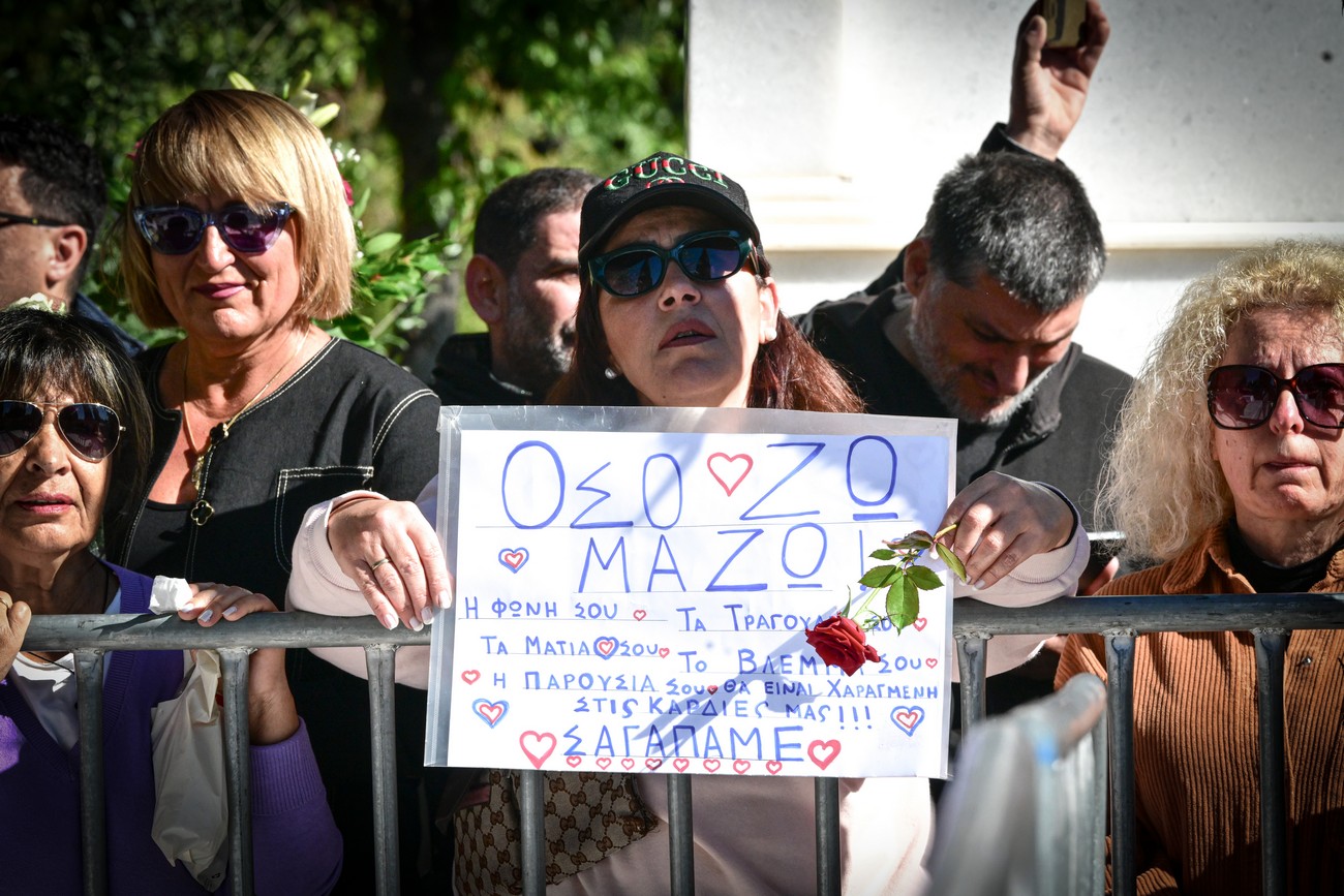 Γιώργος Μαζωνάκης: Σε κλίμα συγκίνησης το μνημόσυνο στη Νίκαια (ΦΩΤΟ)
