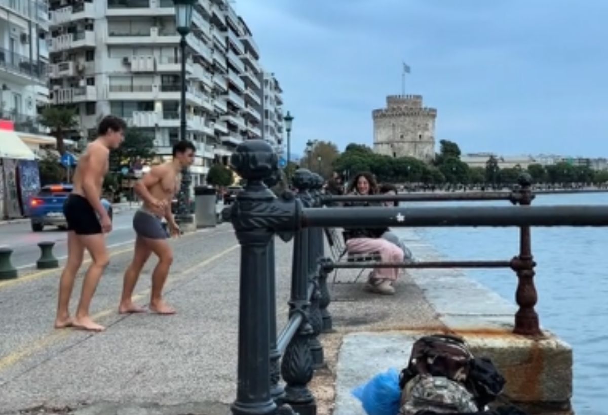 Θεσσαλονίκη: Δύο νεαροί βούτηξαν στα νερά του Θερμαϊκού – Το βίντεο που έγινε viral