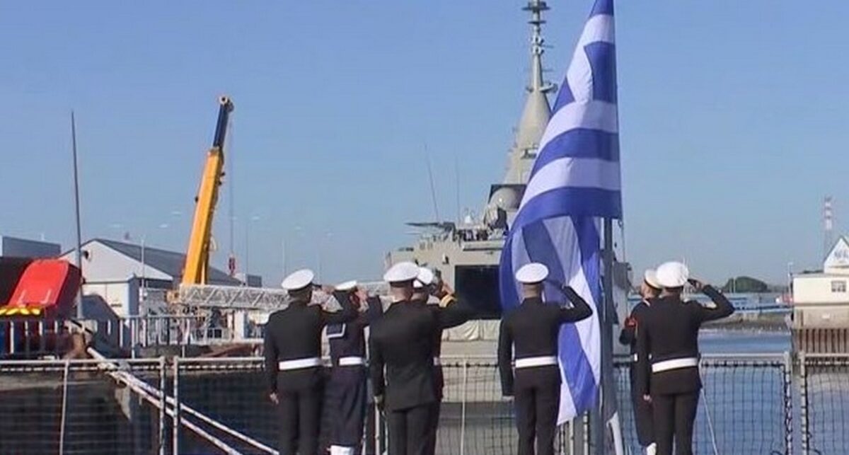 Υψώθηκε η ελληνική σημαία στη δεύτερη φρεγάτα Belharra «Νέαρχος» – «Το καλύτερο πλοίο στην κατηγορία του στον πλανήτη» (VIDEO)