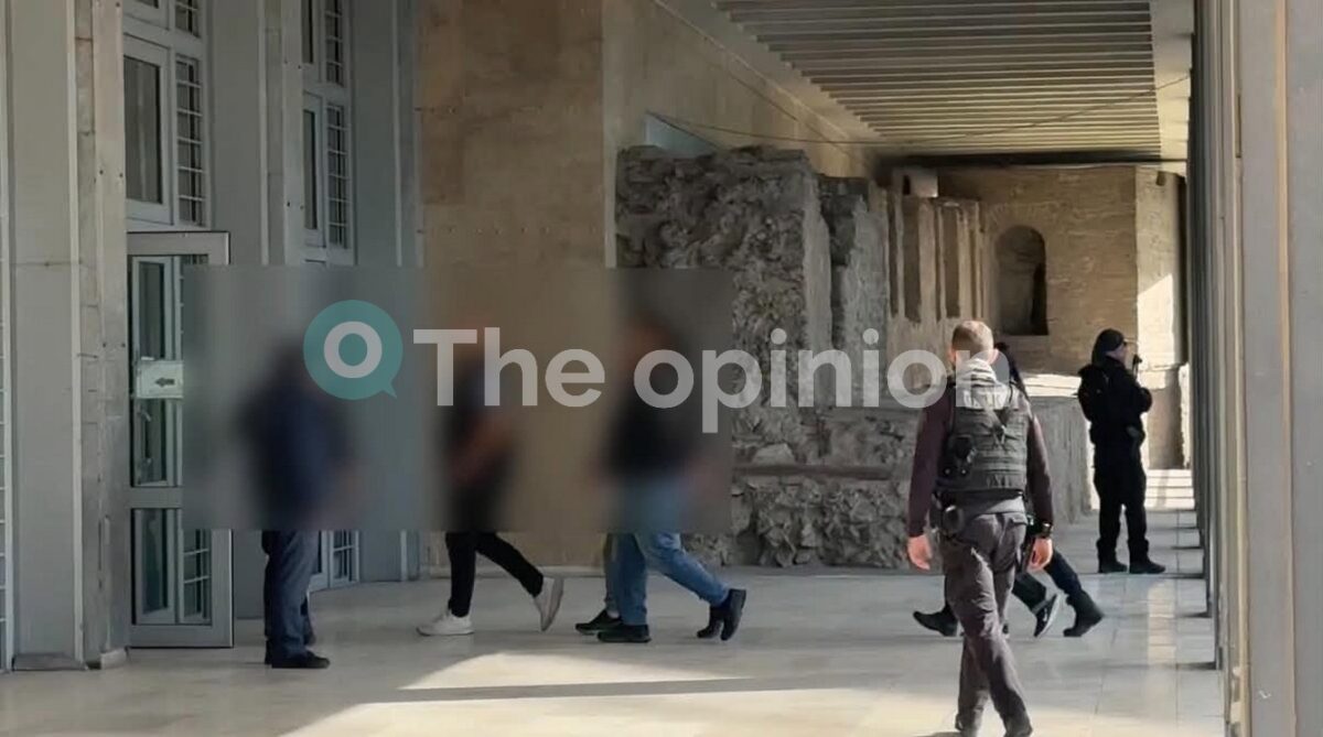 Υπόθεση Νέστορα: Στην ανακρίτρια το επιχειρησιακό ζεύγος – Υπό ισχυρή αστυνομική συνοδεία στο Δικαστικό Μέγαρο (VIDEO)