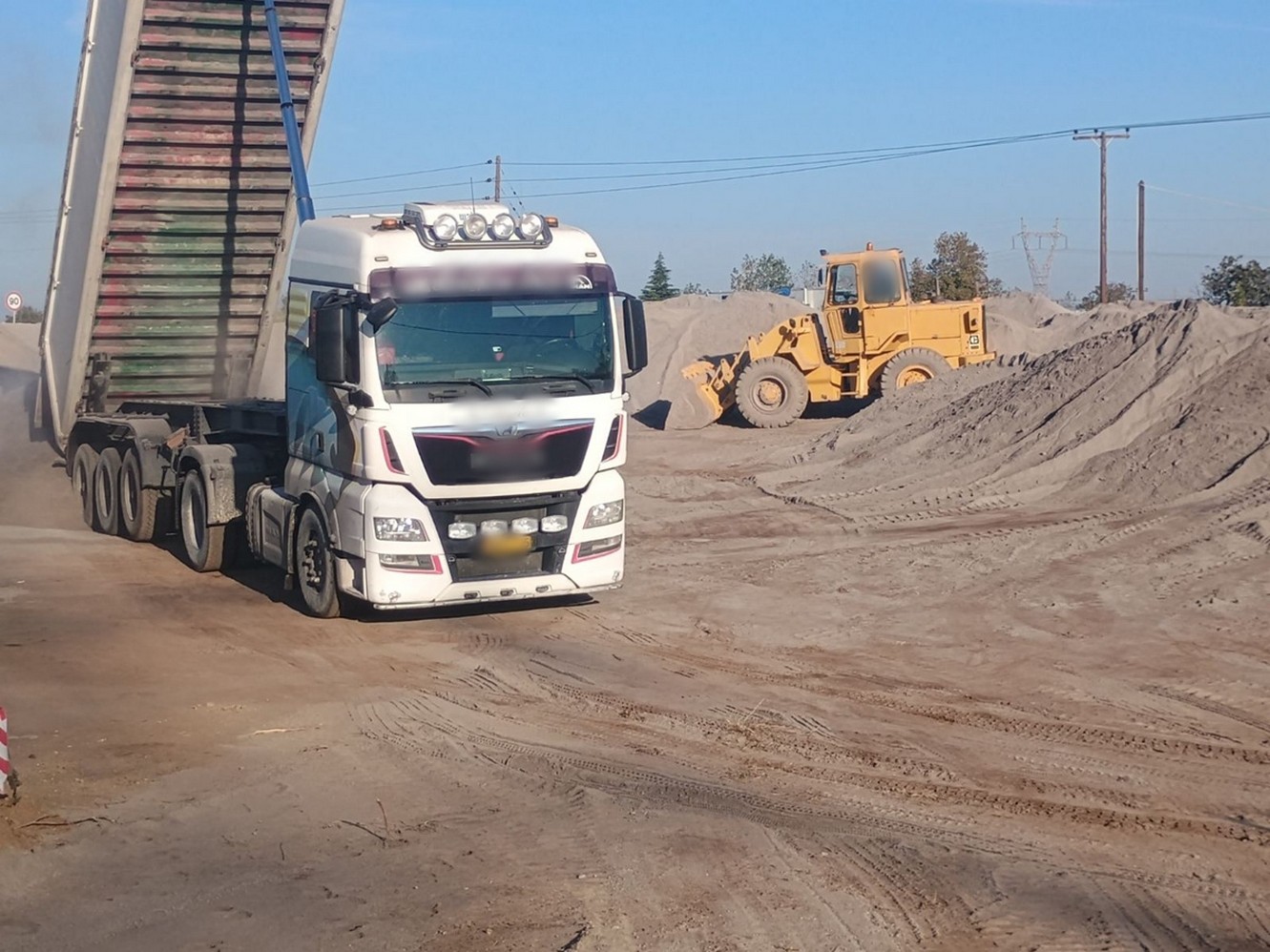 Θεσσαλονίκη: Έριχναν επικίνδυνα απόβλητα από μπαταρίες σε αγροτική έκταση