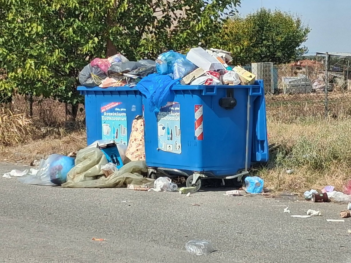 Ξεχείλισαν οι μπλε κάδοι σε περιοχές στη Θεσσαλονίκη – Εκτός λειτουργίας το ΚΔΑΥ στη Θέρμη (ΦΩΤΟ)