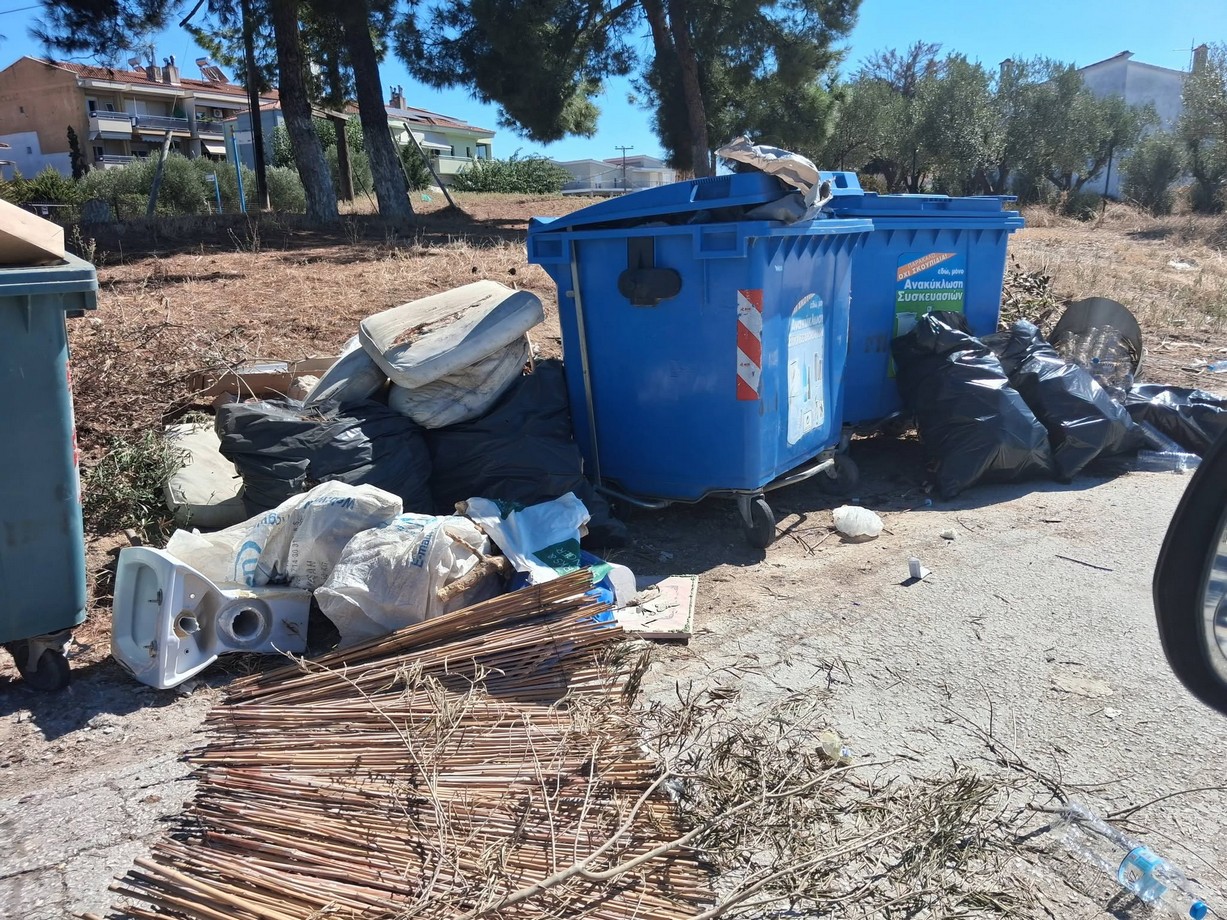 Ξεχείλισαν οι μπλε κάδοι σε περιοχές στη Θεσσαλονίκη – Εκτός λειτουργίας το ΚΔΑΥ στη Θέρμη (ΦΩΤΟ)