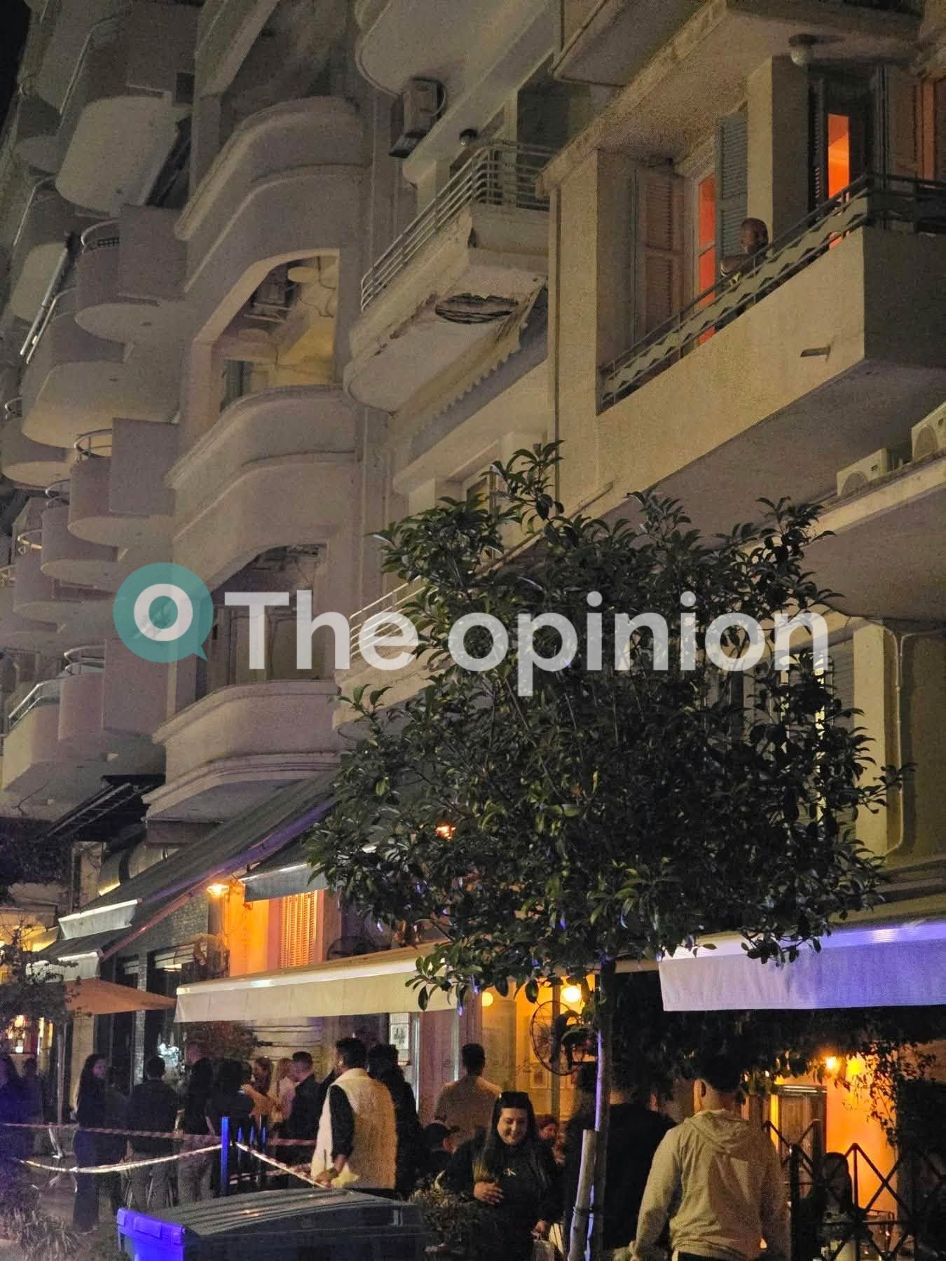 Αναστάτωση στο κέντρο της Θεσσαλονίκης: Έπεσαν σοβάδες από μπαλκόνι πολυκατοικίας στην Παλιά Παραλία (ΦΩΤΟ)